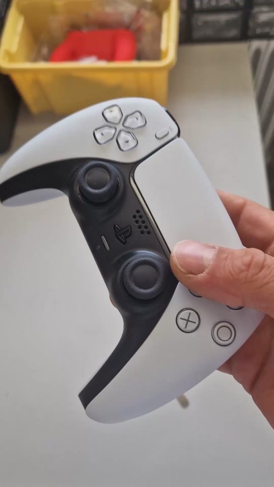 PS5 Controller mit entfernten Analogstick-Ringen und Werkzeug