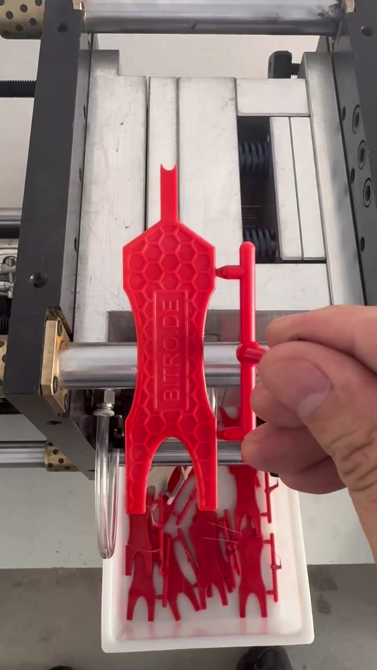 BITRO 10-Tonnen-Spritzgussmaschine bei der Produktion der Stickzange