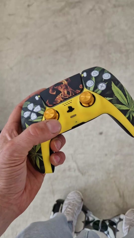 Custom PS5 Controller im weißen Cannabis 420 Hanf-Design mit modifiziertem Touchpad und Smarttriggern