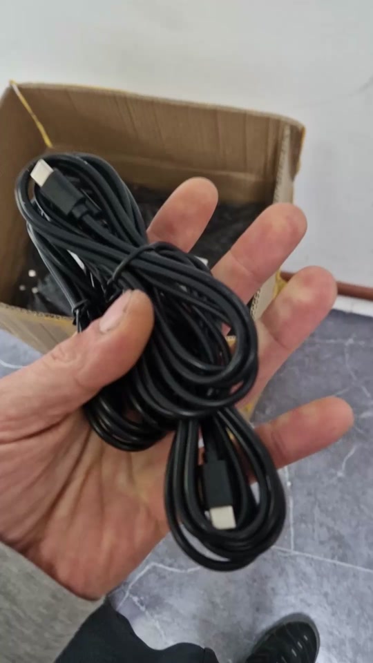 Fehlerhafte und korrigierte Ladekabel mit Logo-Druck in der Produktionsstätte