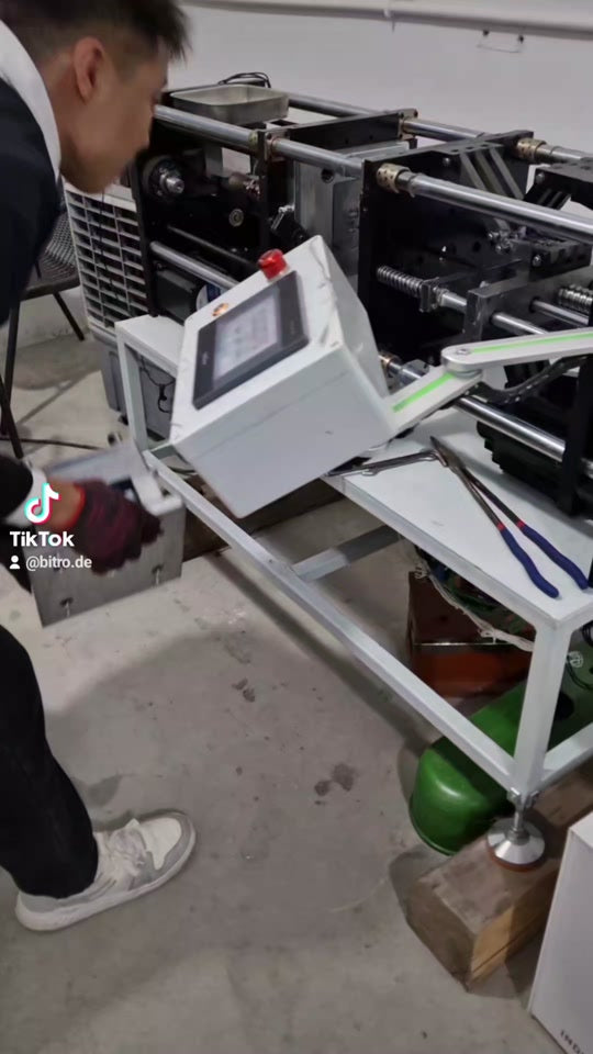 Mini-Spritzgussmaschine im Test für PS5 4er Paddle Produktion bei BITRO