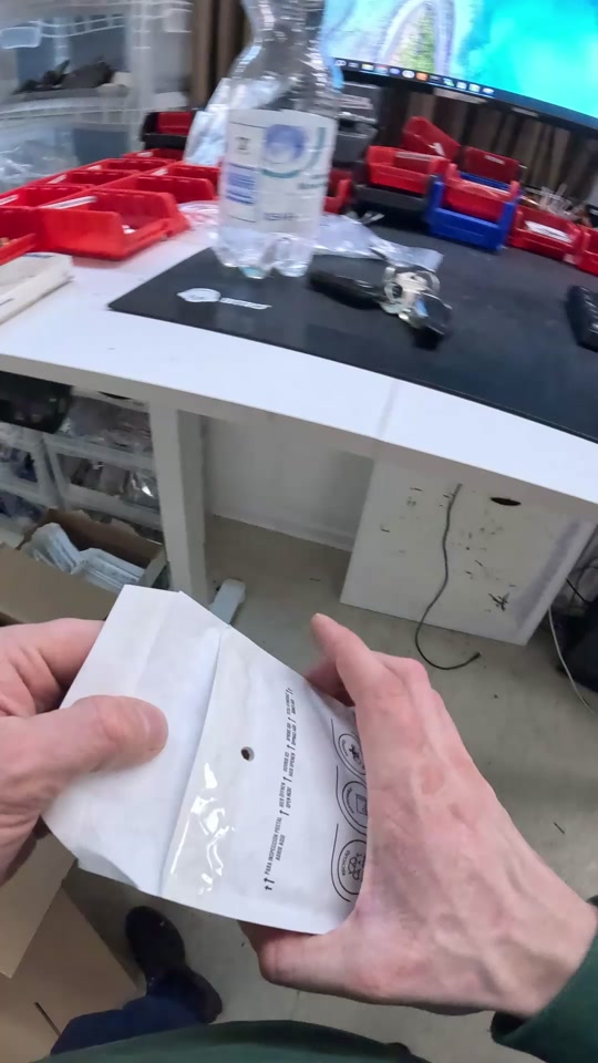 Hände verpacken PS5 Remapper und Paddle-Sets für TikTok Shop Bestellungen