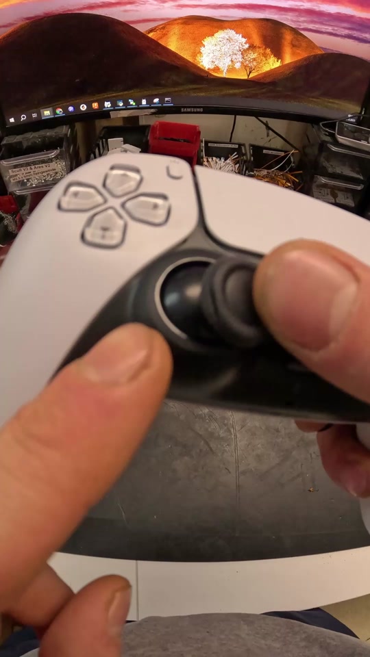 Anwendung der Stickzange zum Wechseln eines Analogsticks am PS5 Controller