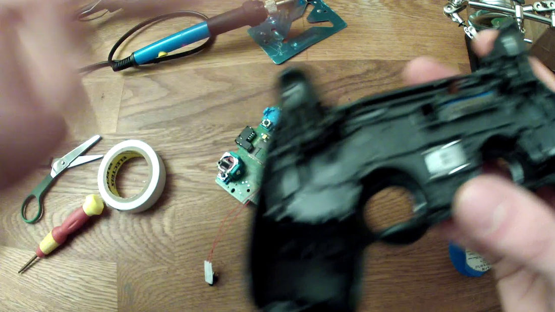 PS4 Controller Mainboard mit verlöteten Kabeln am Touchpad-Kontakt und bearbeitetem Gehäuse