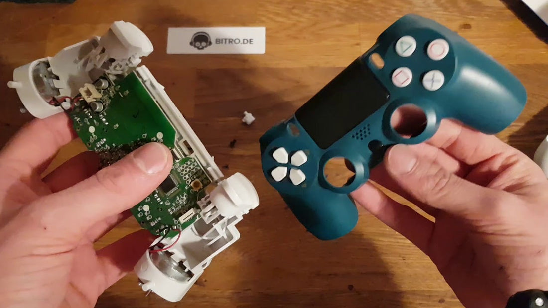 Zerlegter PS4 Clone Controller mit Platine und Akku im Vergleich zum Original