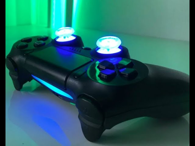Ein geöffneter PS4 Controller mit eingebautem LED Mod Kit an den Analogsticks.