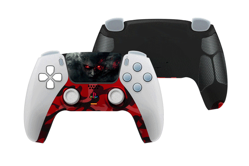 Es werden zwei speziell angefertigte PlayStation-Controller gezeigt: Der vordere hat ein rotes Tarnmuster, weiße Tasten und ein Bild von bedrohlichen roten Augen auf dem Touchpad; der hintere ist überwiegend schwarz mit strukturierten Griffen.