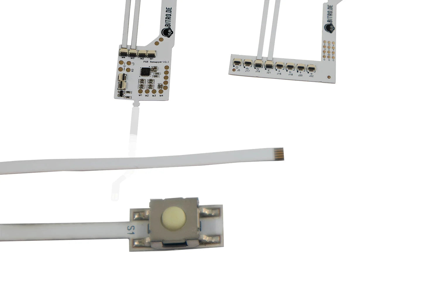 Nahaufnahme von Ersatz Taster Flexkabel - weiße flexible Leiterplatten mit elektronischen Anschlüssen und einem fühlbaren Druckknopfschalter - ähnlich den Komponenten des Bitro PS5 Controller Paddle Mods, ausgelegt auf weißem Hintergrund.