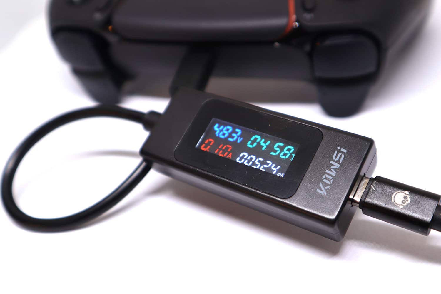 usb-c akkumessgerät an ps5 controller angeschlossen
