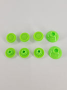 Acht hellgrüne Kunststoffteile eines PS4 Swap Sticks Sets mit Aufsätzen und Basen