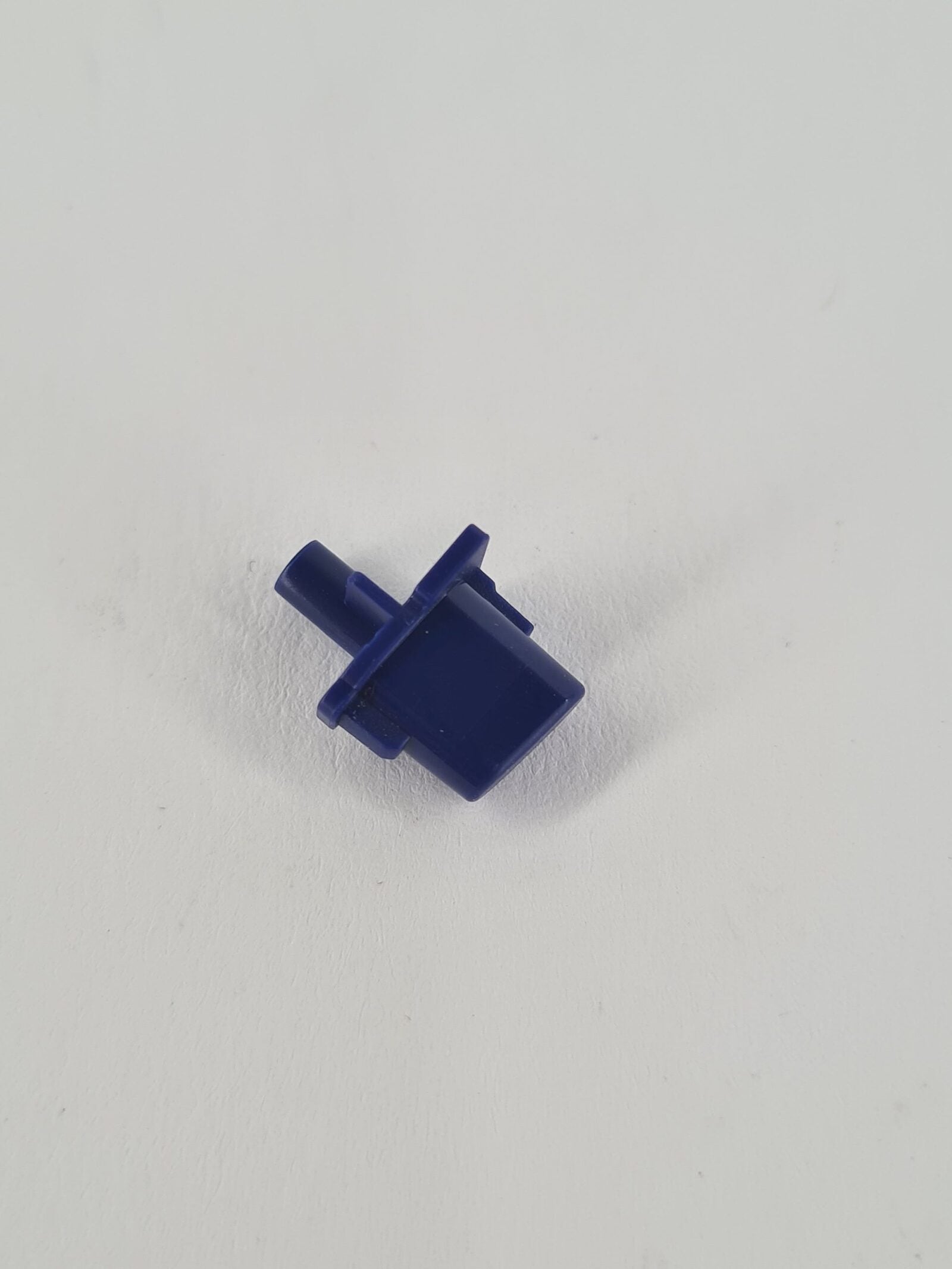 Blaue PS5 Option Taste aus Kunststoff mit Befestigungsnasen und Betätigungsstift