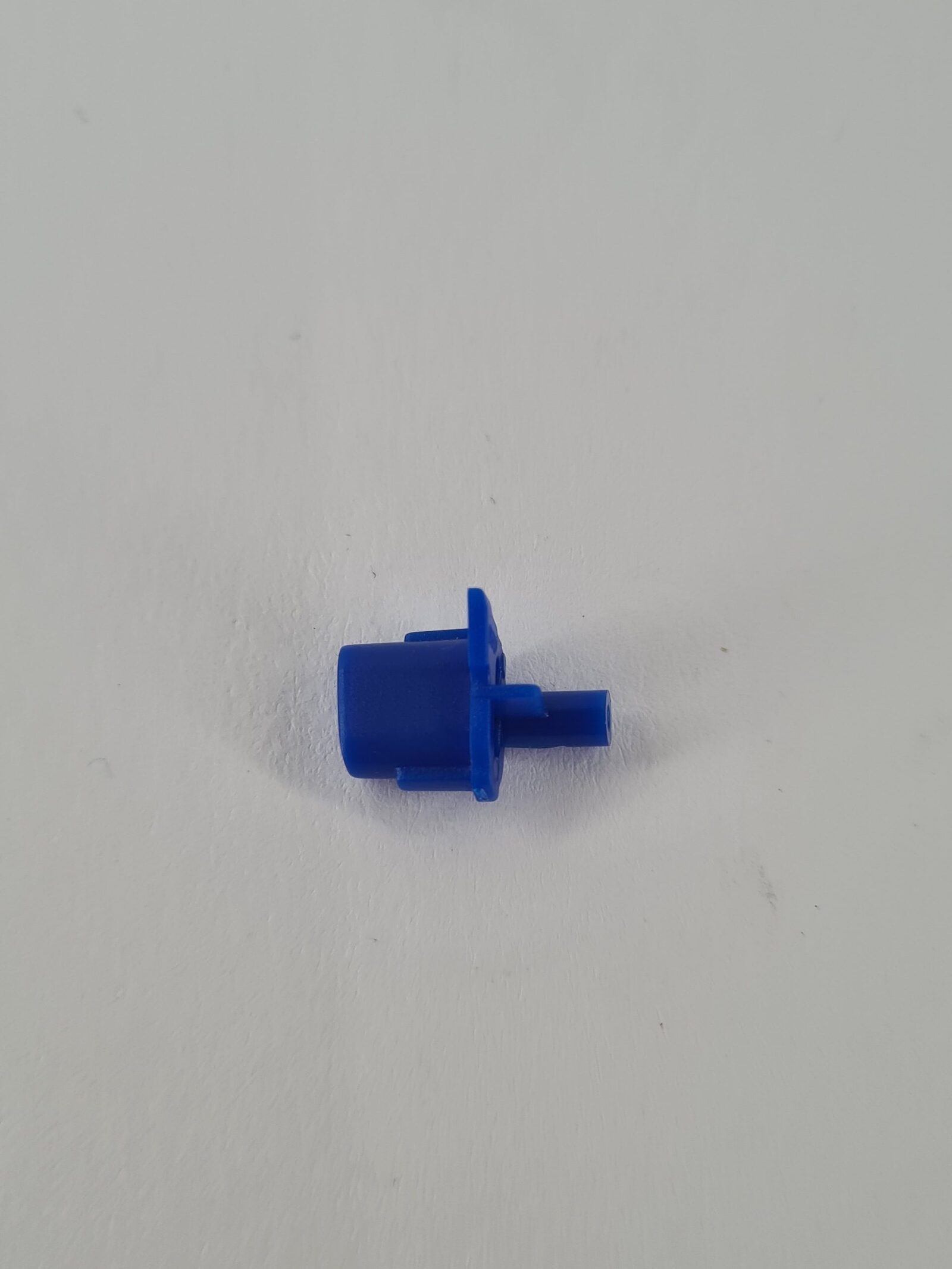 Blaue PS5 Option Taste aus Kunststoff mit Führungsstegen und Betätigungsstift
