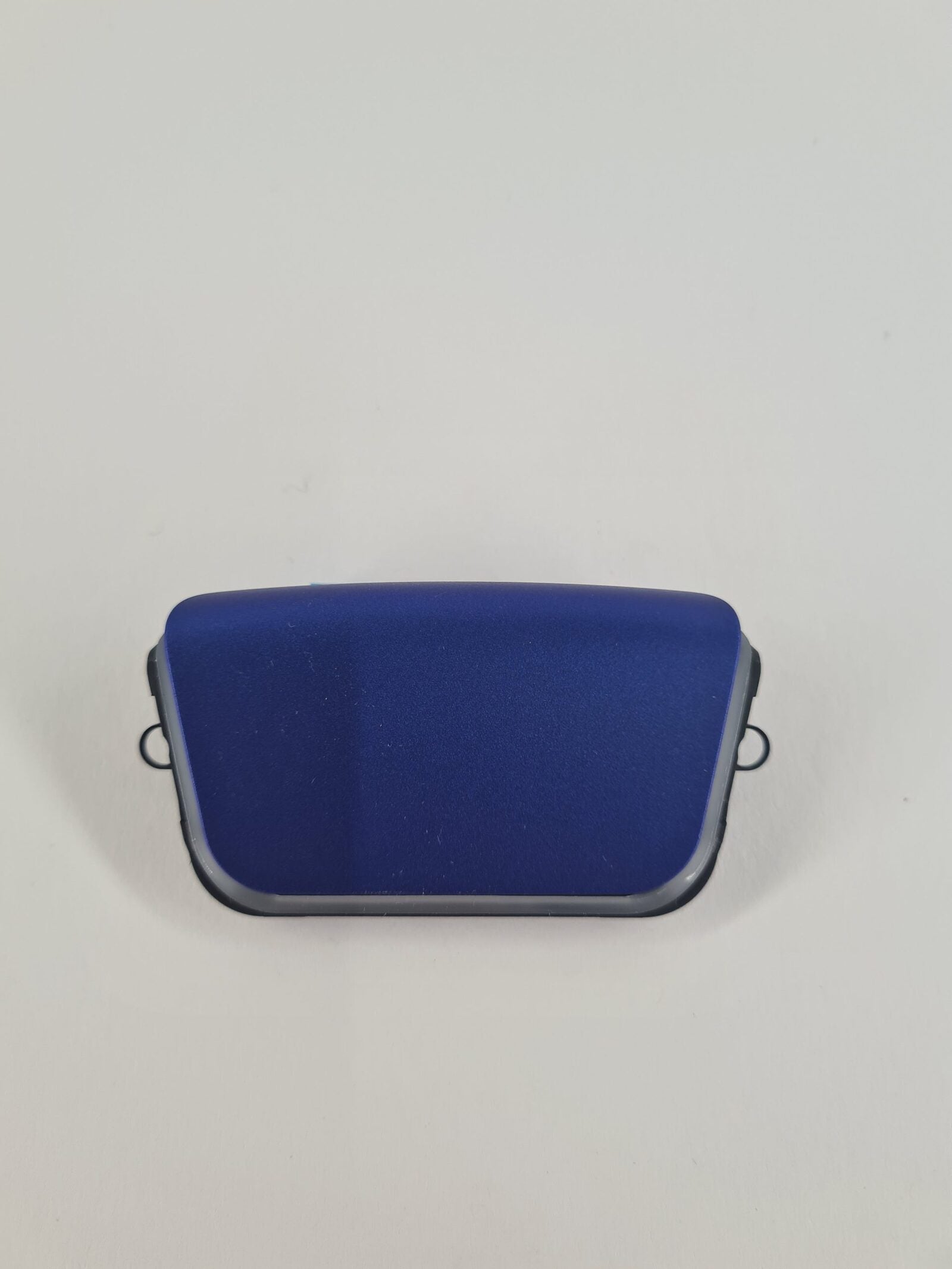 Blaues PS5 Touchpad mit dunklem Rahmen und seitlichen Halteösen