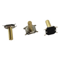 Drei ungelötete SMD Metalltaster mit goldenem Betätigungsstift und silberner Basis