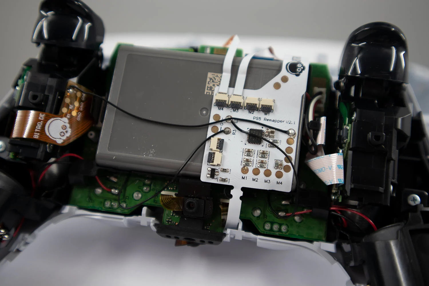Eingebauter Remapper im PS5 Controller mit Flexkabeln