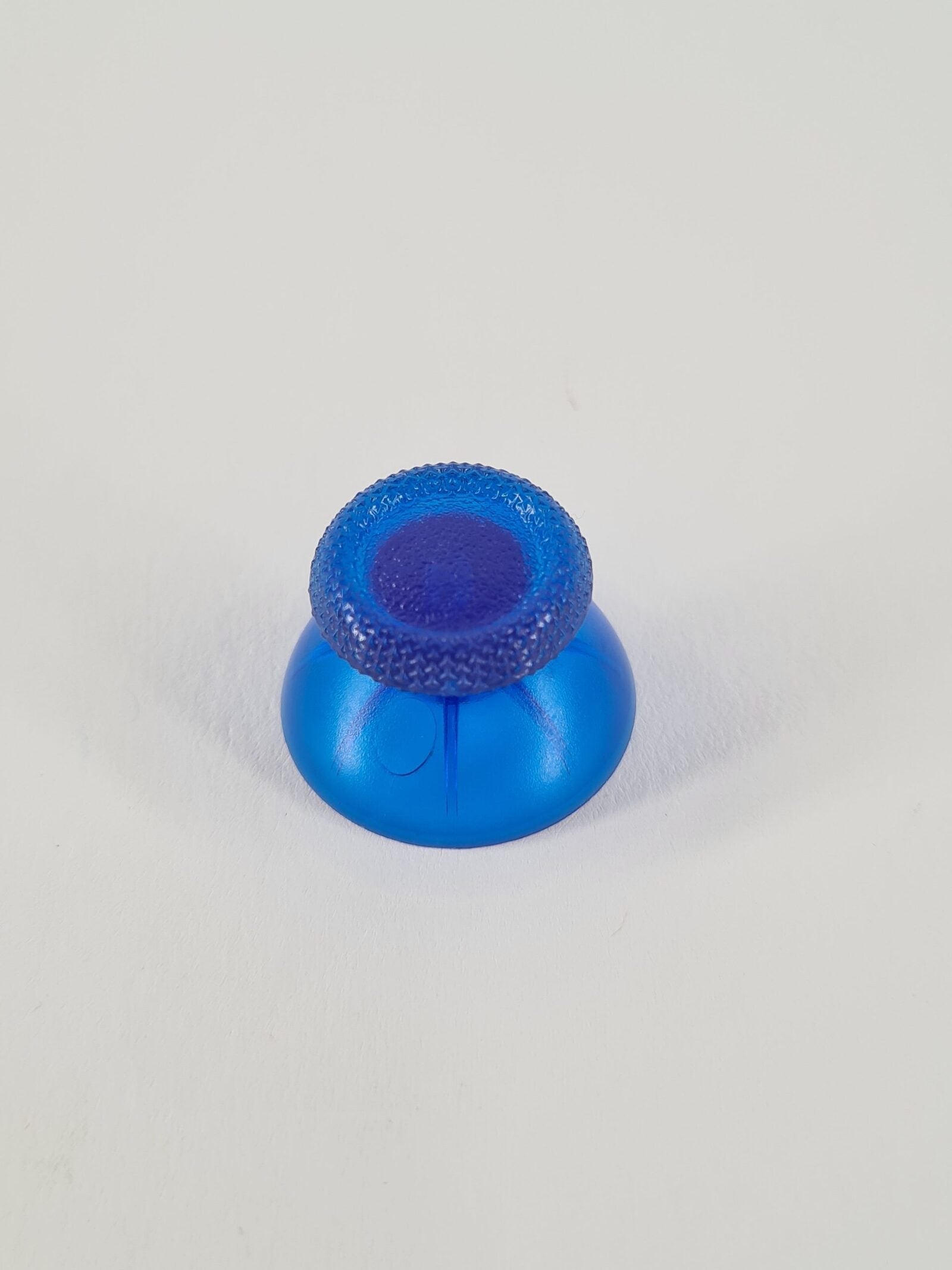 Einzelner blauer transparenter Analogstick mit strukturierter Kappe