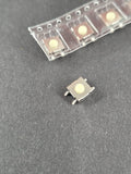 Einzelner quadratischer Silikontaster mit cremefarbenem Druckknopf und vier Lötpins