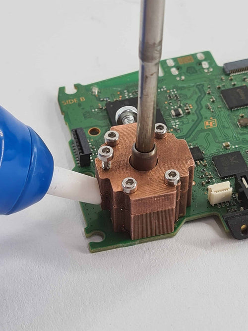 Entlöthilfe Adapter montiert auf grüner Controller Platine