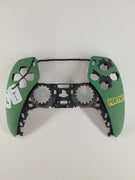 Grünes PS5 Frontcase mit Fortnite Schriftzug und weißer Grafik