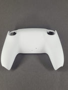 Hellgraue PS5 Rückschale mit matter Softtouch-Oberfläche und ergonomischen Griffmulden