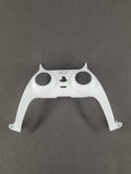 Hellgraues PS5 Mittelstück mit Softtouch Oberfläche und Aussparungen für Analogsticks
