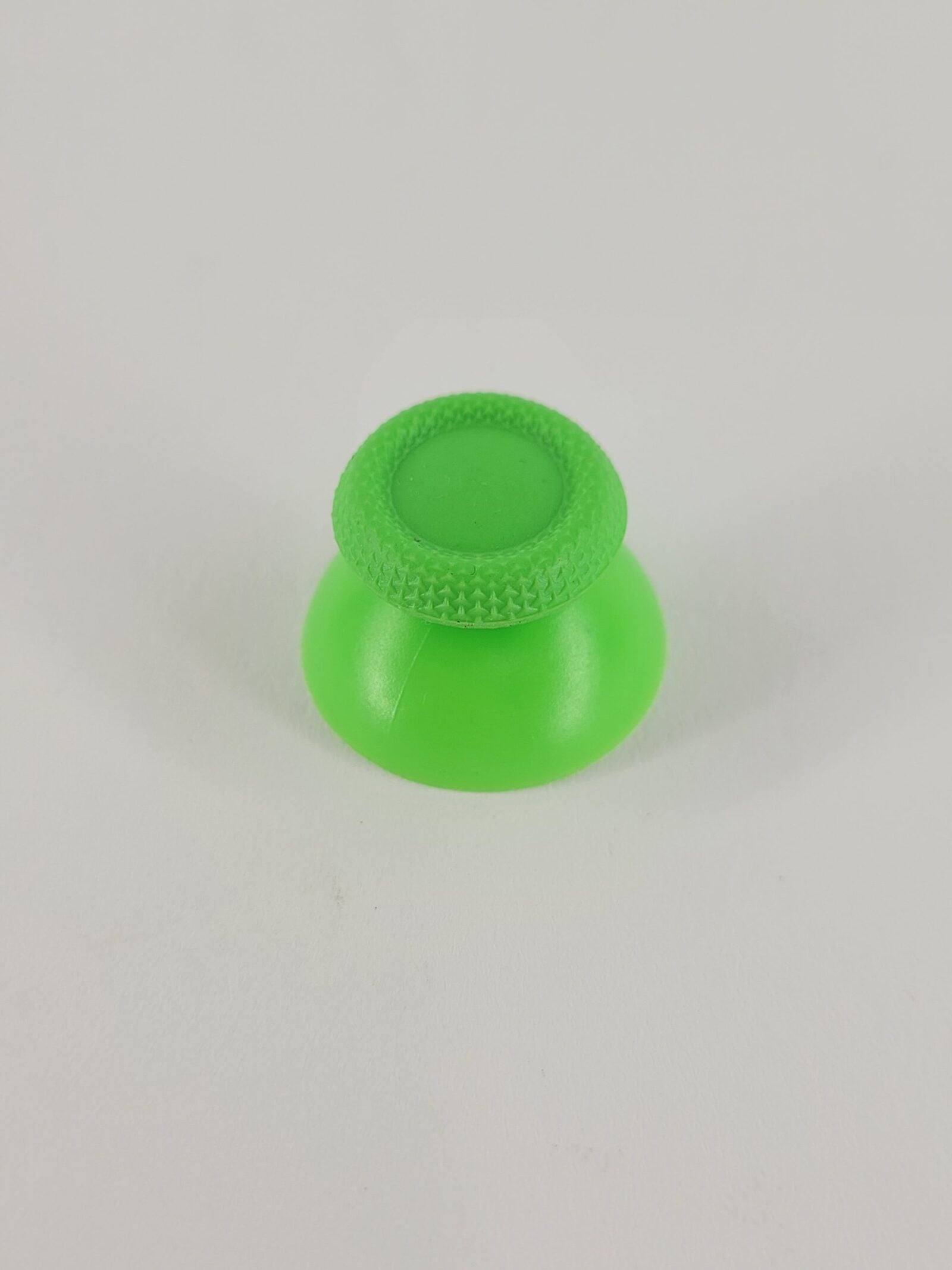 Hellgrüner Analogstick Aufsatz aus Kunststoff mit texturierter Oberfläche