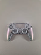 Innenseite eines originalen PS5 Frontgehäuses in Pearl White mit Aussparungen für Tasten und Sticks