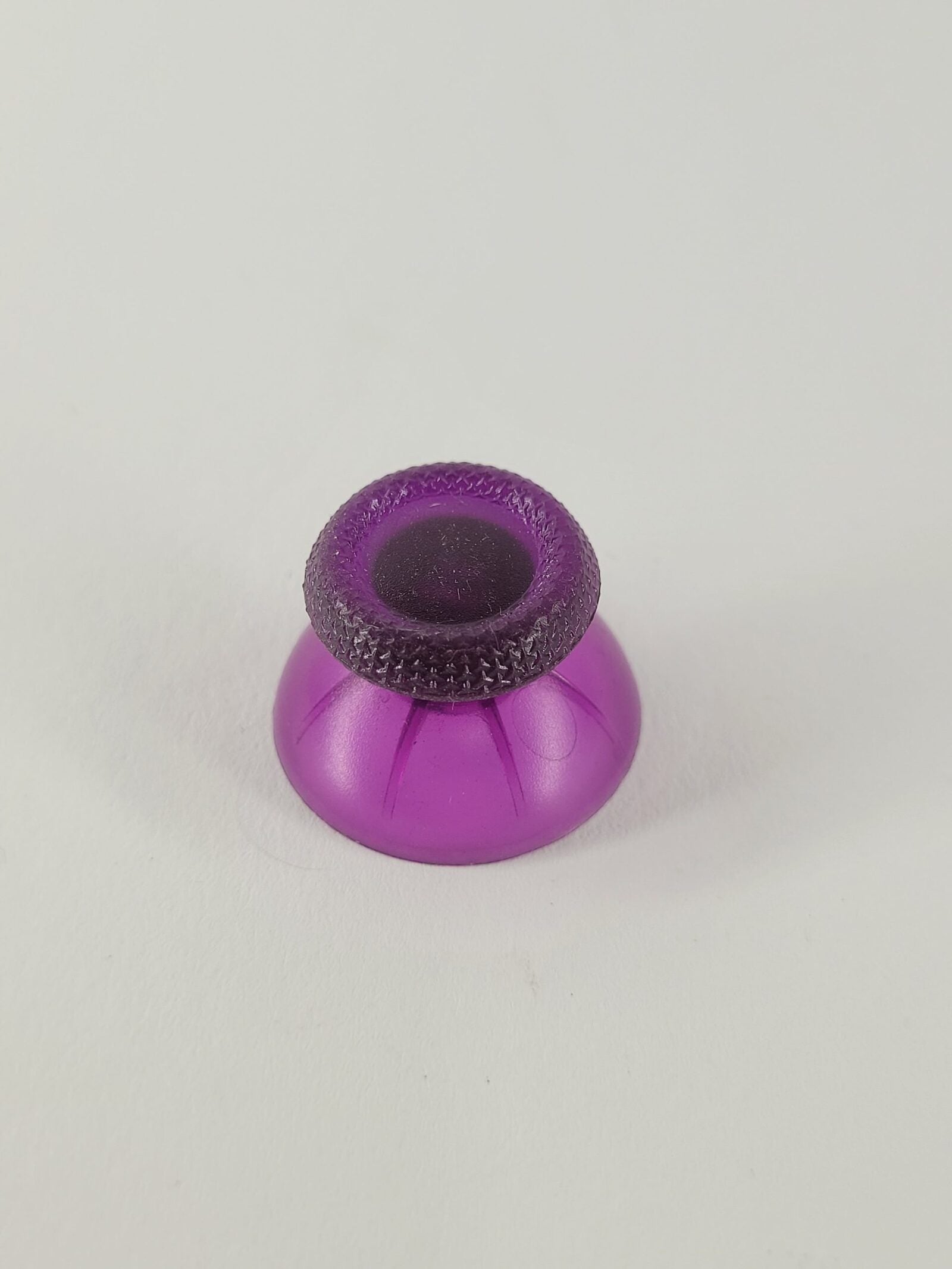 Lila transparenter PS5 Analogstick mit strukturiertem Grip-Ring und Perlmutt-Basis