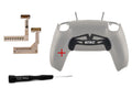 Hellgraue PS5 Controller Rückschale mit integriertem schwarzen Ares V2 Paddle und zwei Remapper Platinen