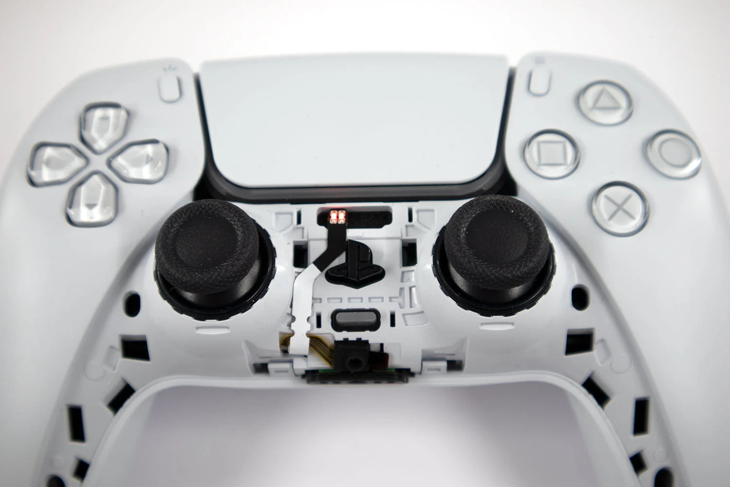 PS5 Controller Innenansicht mit leuchtender Remapper LED