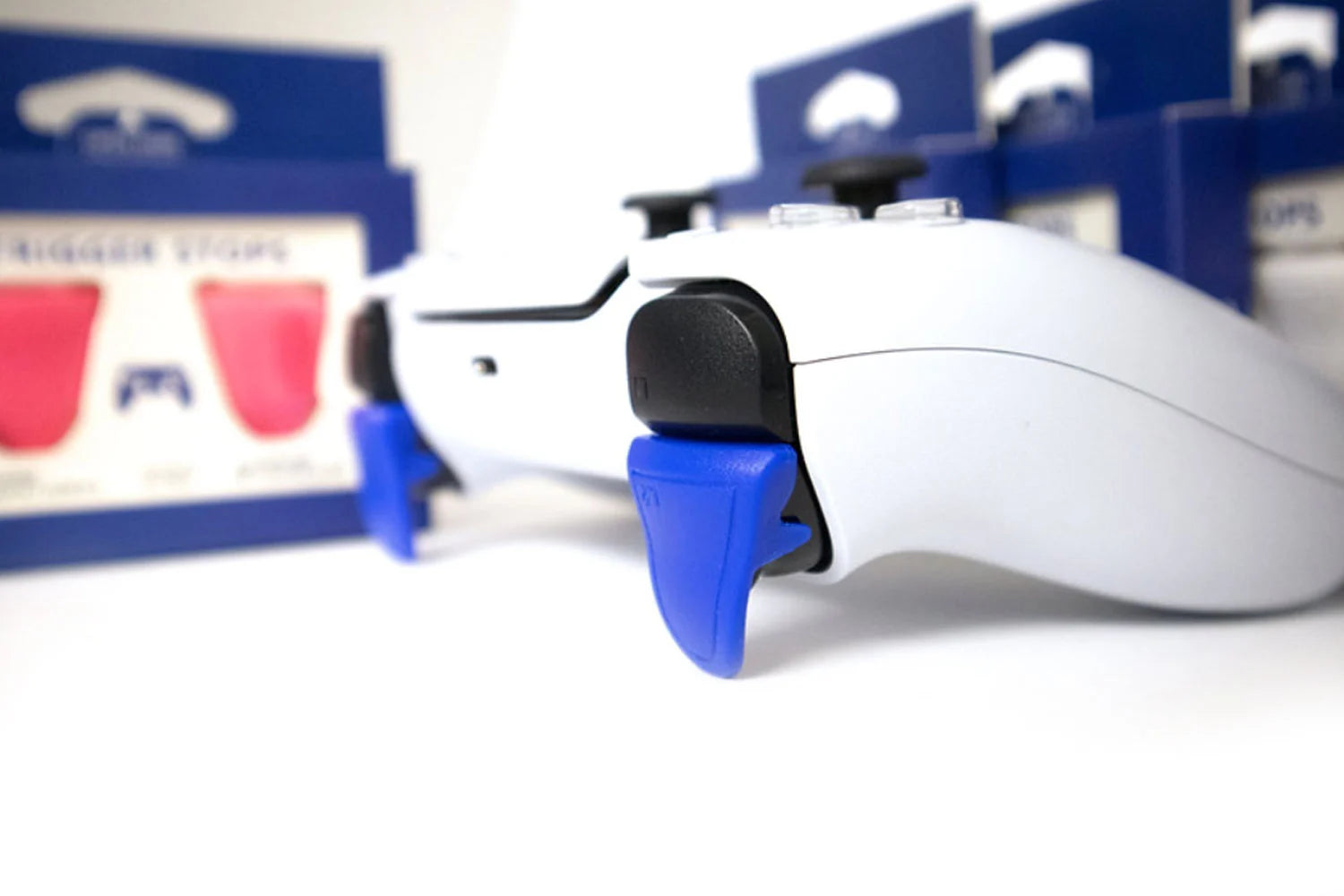 PS5 DualSense Controller mit montierten Trigger Stops an L2 R2 Tasten