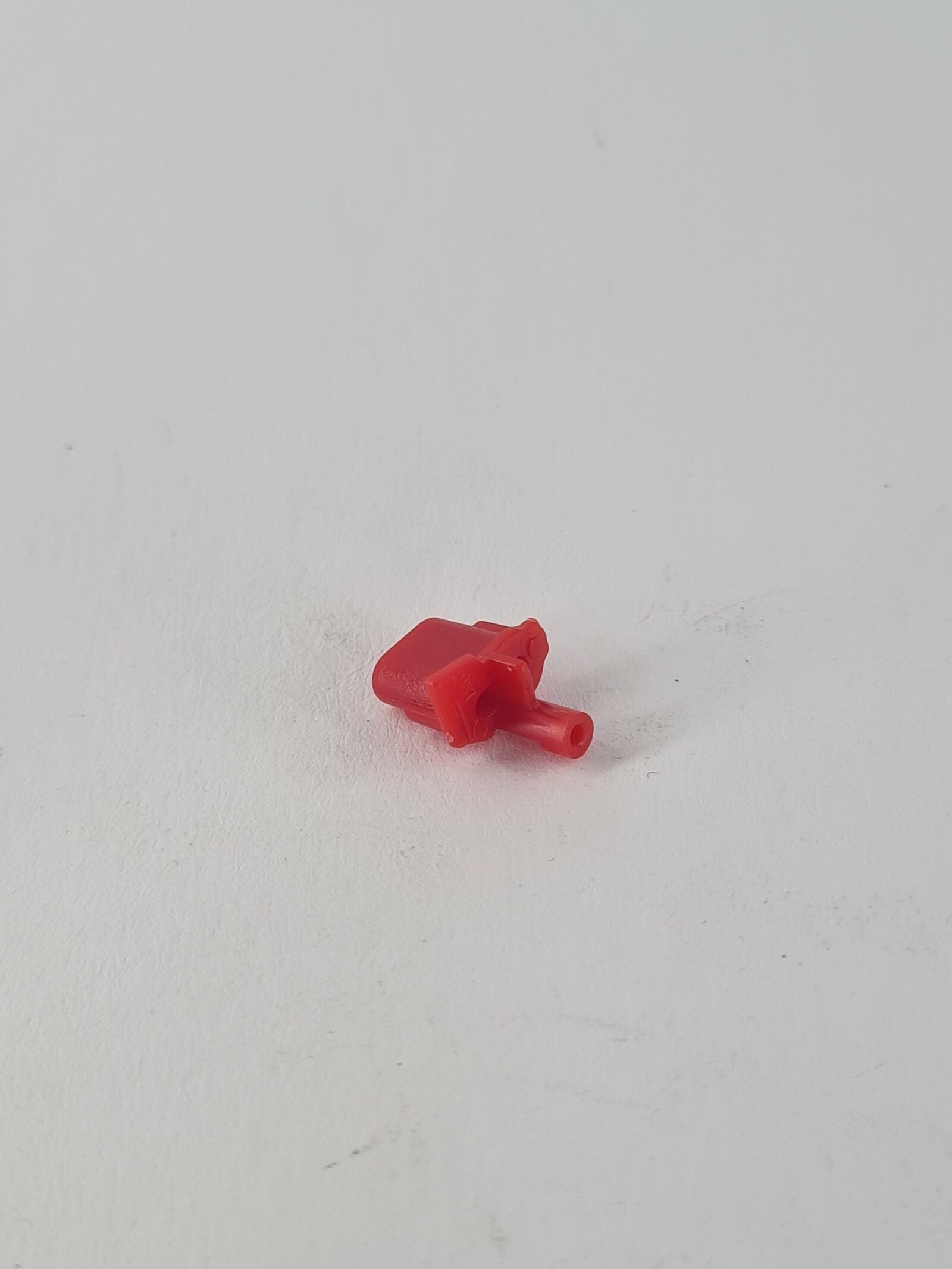 Rote PS5 Option Taste aus Kunststoff mit zylindrischem Befestigungsstift auf der Unterseite