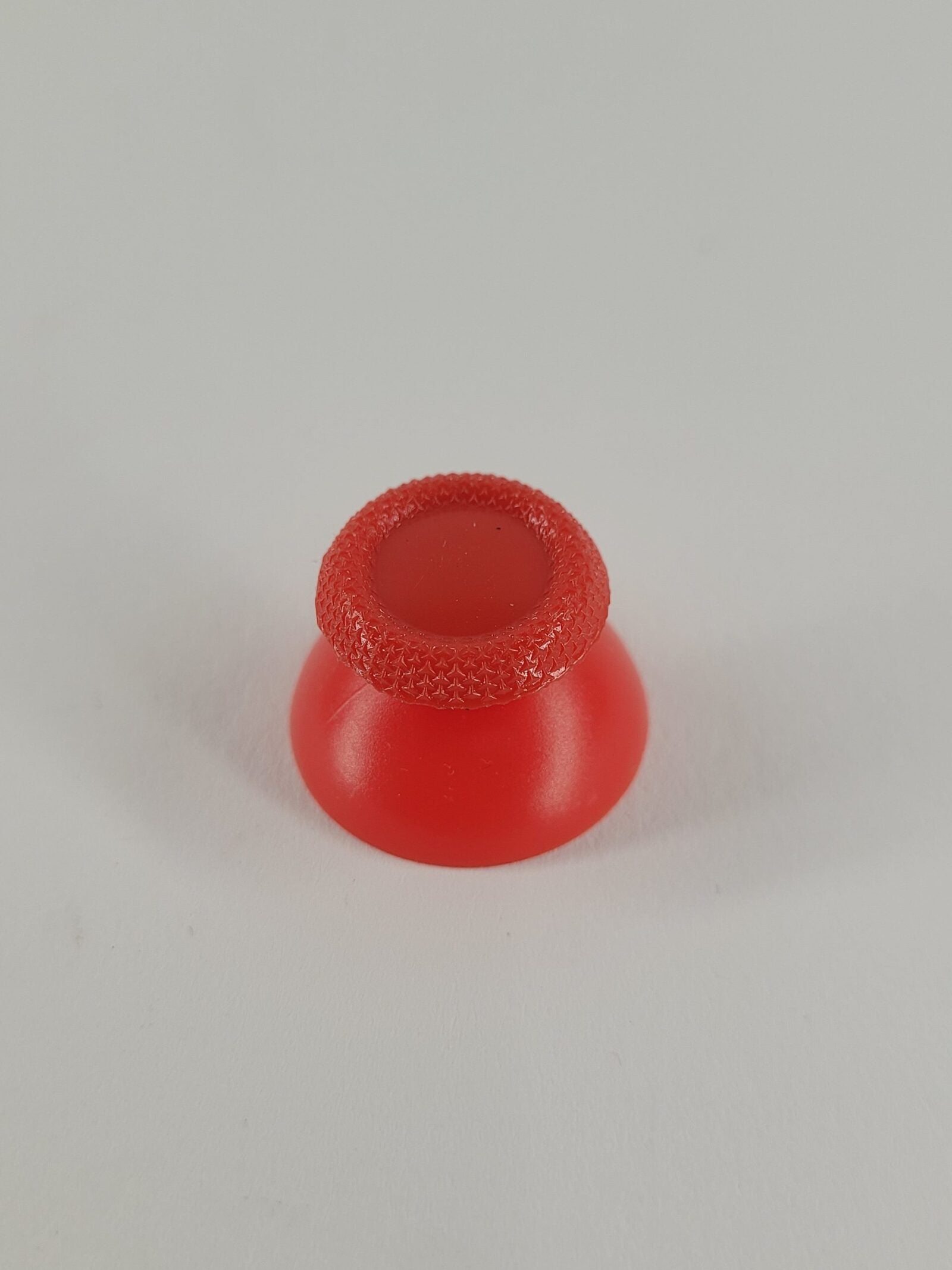 Roter PS5 Analogstick mit geriffeltem Rand und mattem Finish