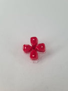Rotes PS5 Steuerkreuz mit weißen Richtungspfeilen und transparenter Basis