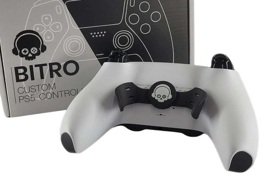 Rückansicht weißer PS5 Controller mit schwarzem Paddle Modul und Schädel Logo