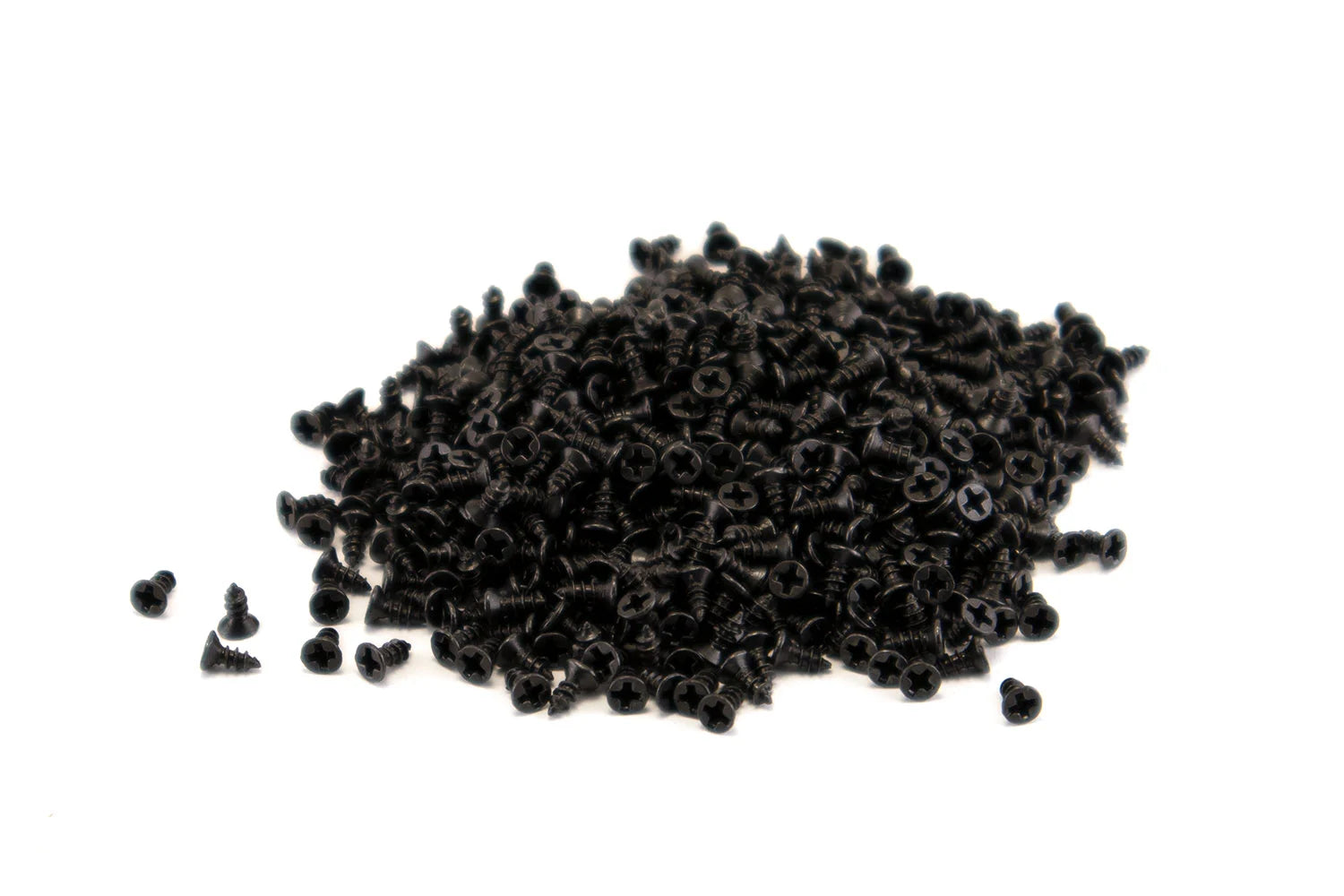 Schwarze M2x5mm Kreuzschlitz Schrauben für Controller Paddle Umbau lose auf weißem Grund