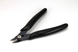 Schwarzer Seitenschneider mit ergonomischen Griffen und scharfen Metallklingen auf weißem Hintergrund