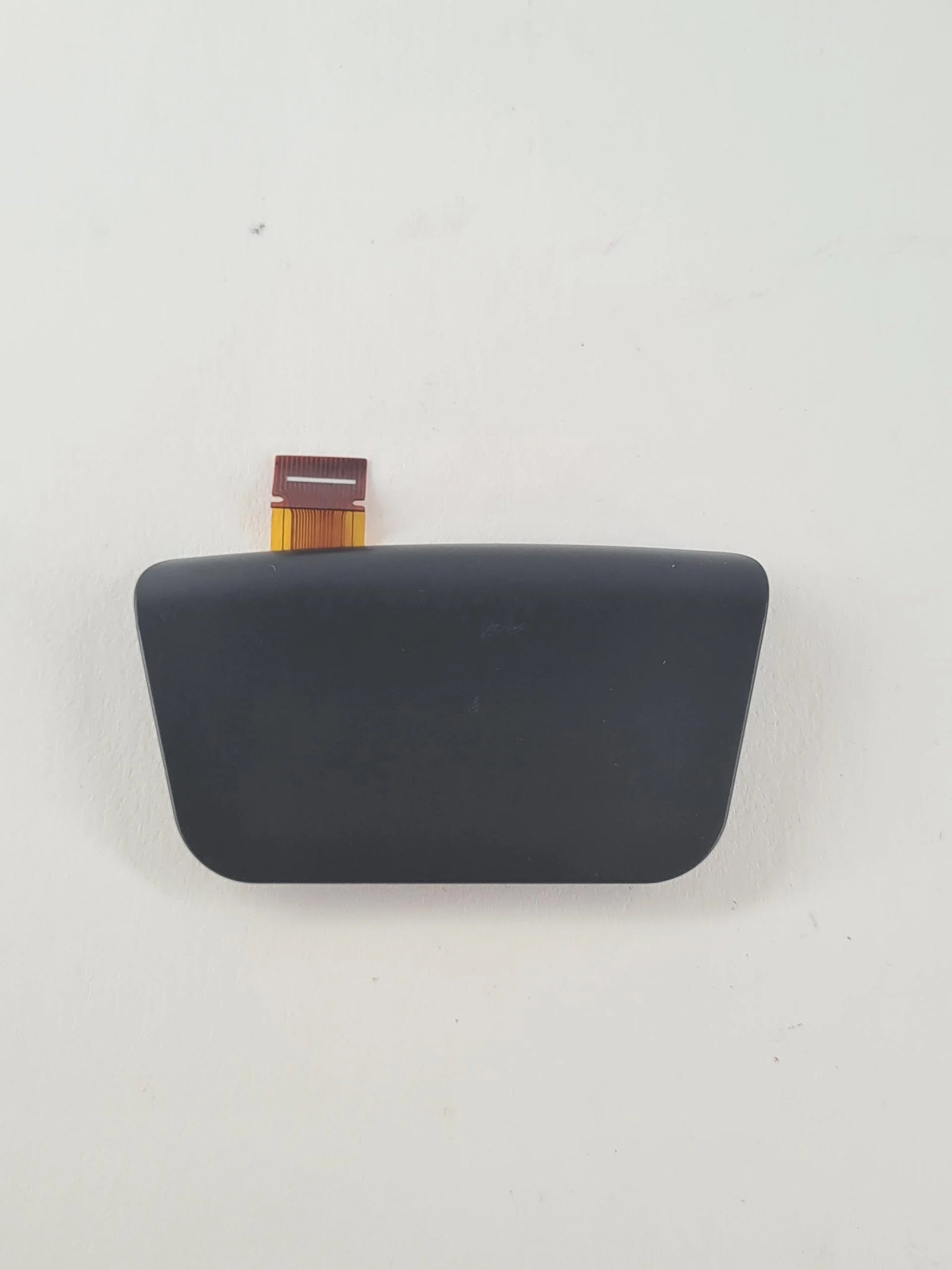 Schwarzes originales PS5 Touchpad mit orangefarbenem Flachbandkabel und roter Kontaktverstärkung