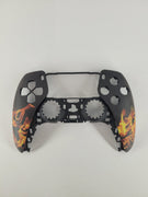 Schwarzes PS5 Frontgehäuse mit orange-gelbem Flammen-Design und matter Softtouch-Oberfläche