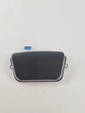 Schwarzes PS5 Touchpad Modul mit Flachbandkabel und Metallbügeln auf weißem Untergrund