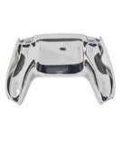 Silberne chrom glänzende Rückschale für PS5 Controller auf weißem Hintergrund