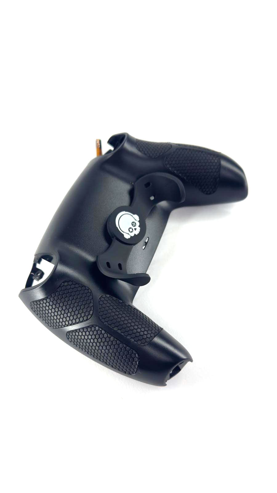 Vormontiertes Scull V3 Paddle mit Totenkopf-Logo auf schwarzer PS5 Grip-Rückschale