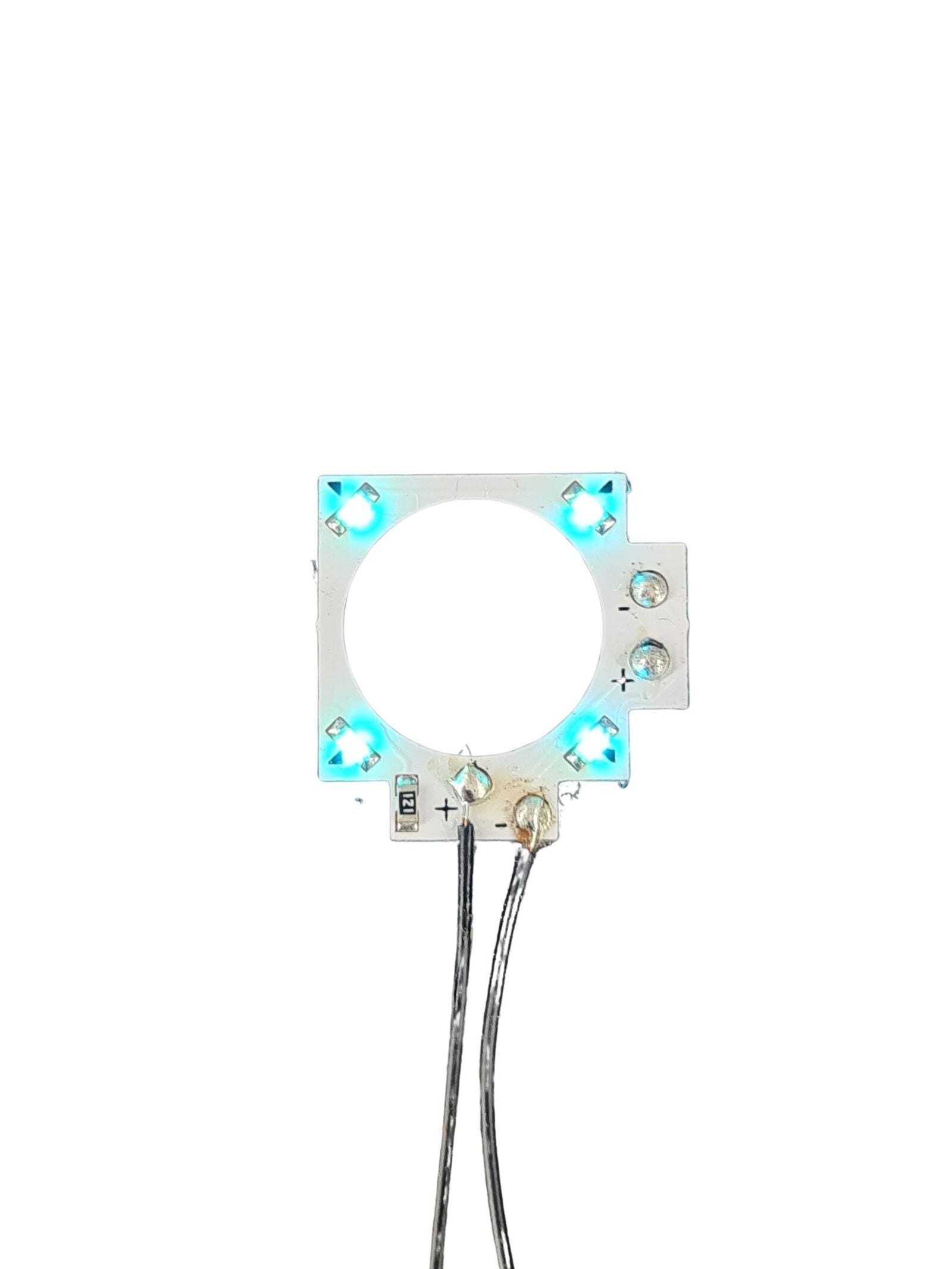Weisse Leiterplatte mit LEDs und Kabeln fuer PS5 Analogstick