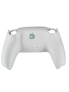 Weisse PS5 Controller Rueckschale mit grauem Astro Bot Logo und matter Softtouch Oberflaeche