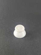 Weißer PS5 Analogstick mit strukturierter Oberfläche und glockenförmigem Unterbau freistehend auf dunklem Hintergrund