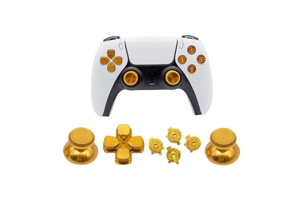 Weißer PS5 Controller mit goldenen Bullet Buttons und Alu Sticks sowie Ersatzteilen