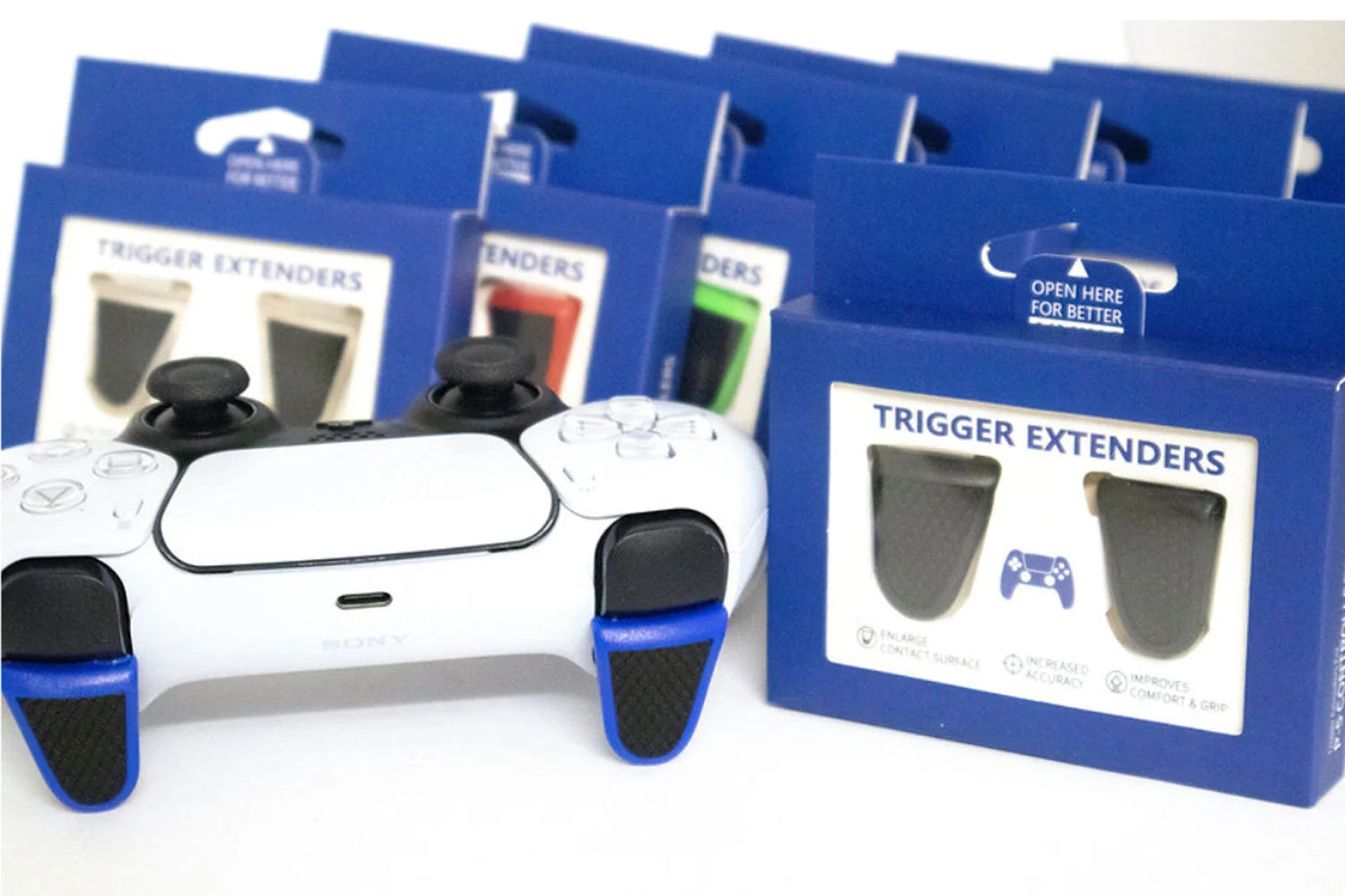 Weißer PS5 Controller mit montierten blauen Trigger Extendern und Produktverpackung