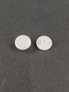 Zwei weiße runde Kunststoffkappen für Metalltaster mit glatter Oberseite und zylindrischem Befestigungsstutzen