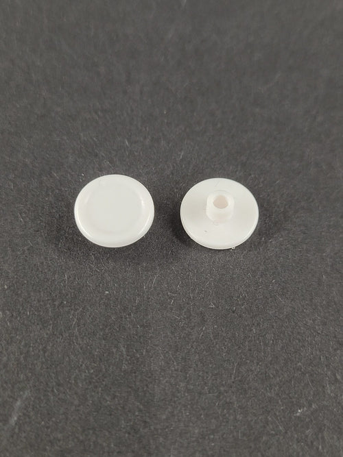 Zwei weiße runde Kunststoffkappen für Metalltaster mit glatter Oberseite und zylindrischem Befestigungsstutzen